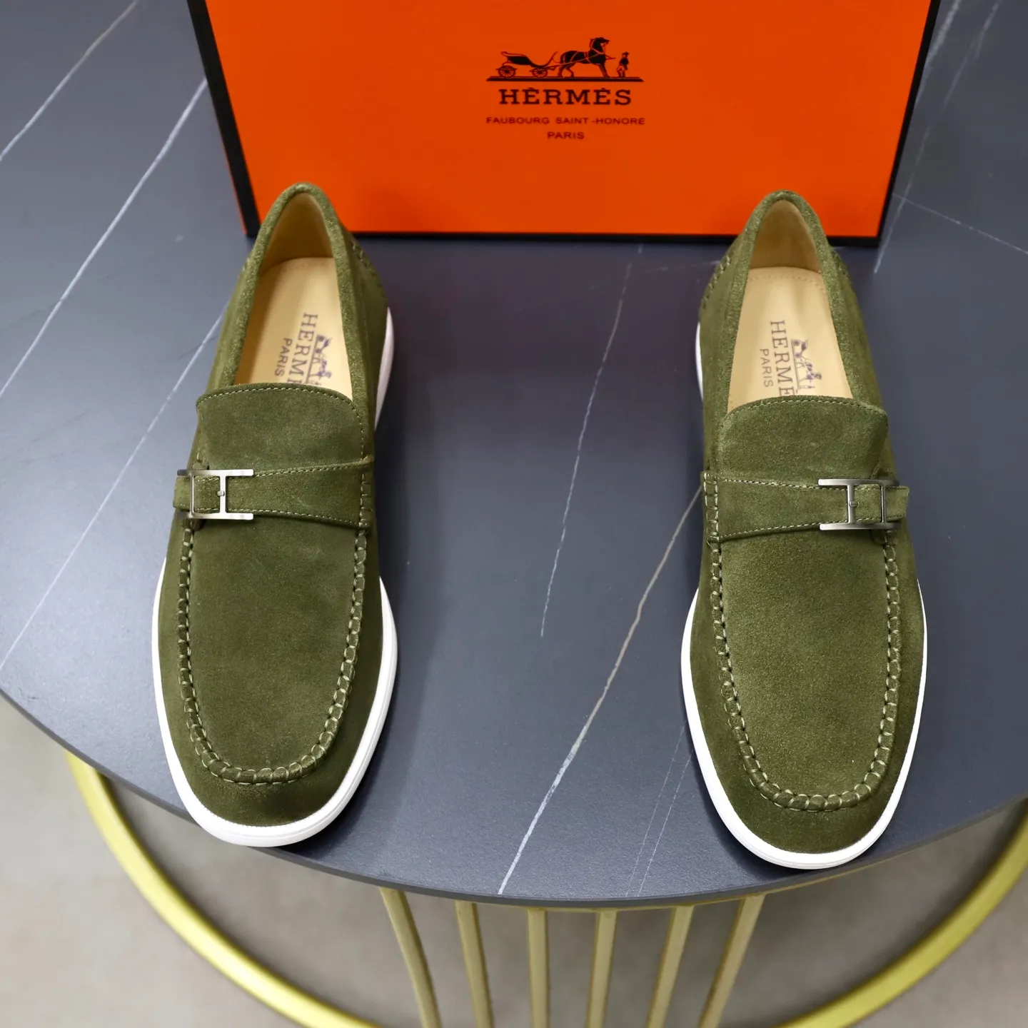 Ex-factory price: 540💰Hermès/Hermès slip-on men's shoes. This shoe is made of imported cow suede leather, with simple and smooth lines, and a 3CM rubber foam ultra-light sole combined with aerodynamic design! Youthful and fashionable, H button decoration, contrasting leather embellishment on the heel, calf lining to gently wrap your feet, with embossed logo cowhide feet, leather rock strips, casual and urban style, highlighting youthful vitality, sports and leisure version, super versatile Size number: 38-39-40-41-42-43-44 Standard leather shoe size (45 can be customized but does not support returns)